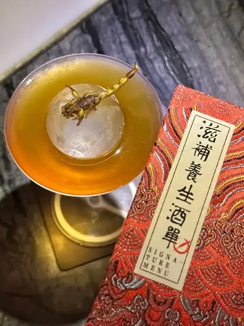 专业演示蝎子泡酒的正确步骤：处理干净的蝎子和优质白酒_1