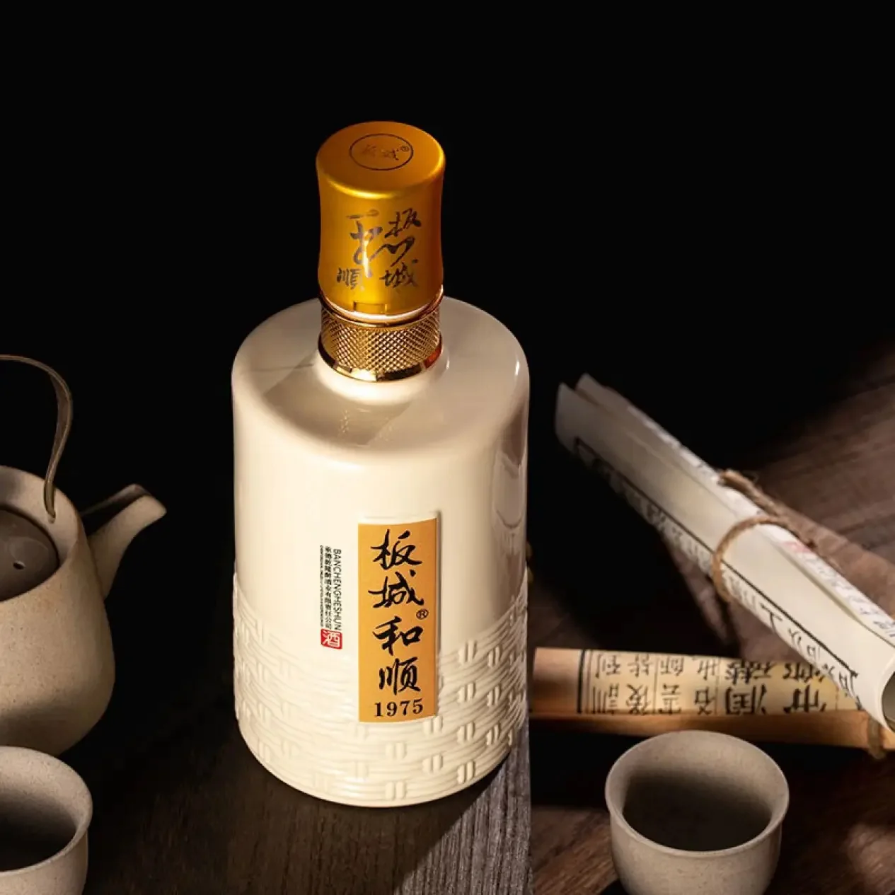 滴藏印象壹号酒瓶特写，背景为传统陶坛和酿酒工具，展现其深厚的酿造底蕴。_1