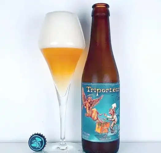 小型精酿啤酒厂内部实景：不锈钢发酵罐与酿酒师在工作_1