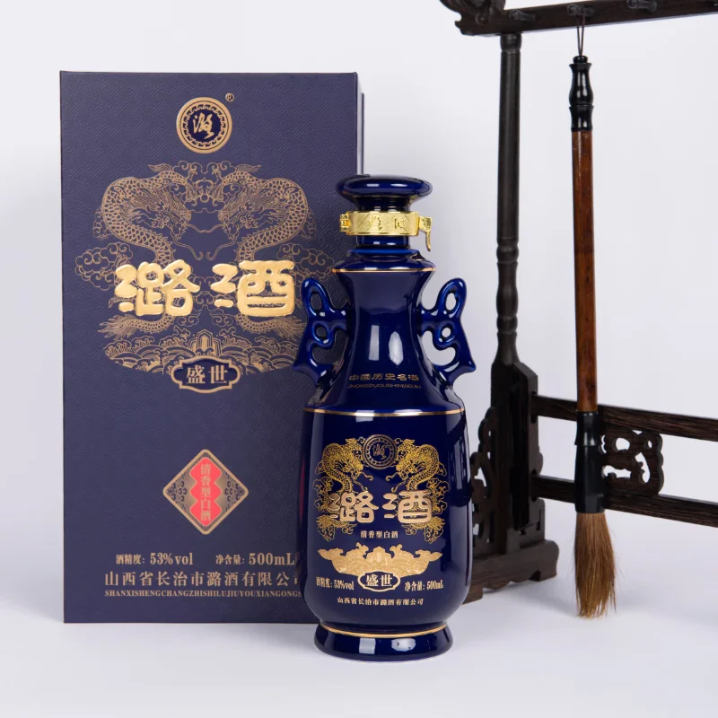 传统酿酒车间内景:排列整齐的半埋式地缸与正在工作的酿酒师_1
