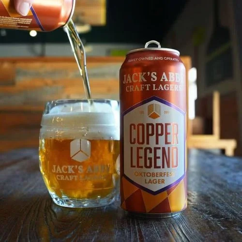 血橙精酿啤酒酿造过程展示：发酵罐中的橙红色酒液与新鲜血橙片_1