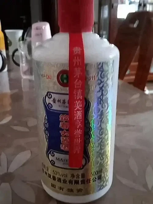 茅香品鉴酒53度酱香型白酒在郁金香杯中的微距特写，展示其挂杯和酒色_1