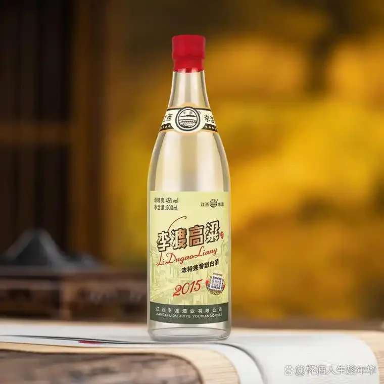 酿酒师在酒窖中品鉴高粱酒的场景，杯中的酒液清澈微黄，充满专业感。_1