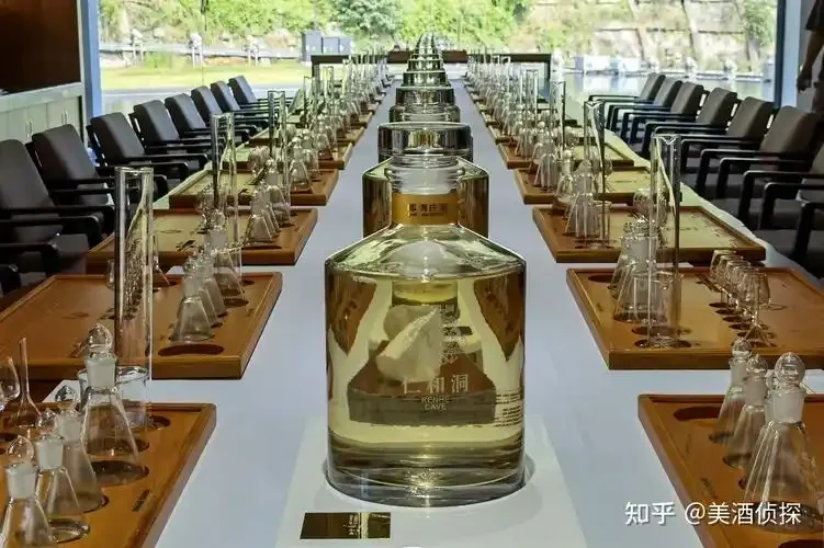 资深酿酒师正在进行白酒小样勾兑实操培训，展示专业勾调工具与流程_1