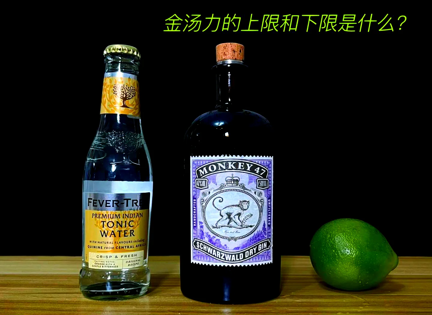 在传统酒窖中，一杯42度金汤窖藏酒特写，酒液呈现琥珀金色，背景为陶坛与橡木桶。_1