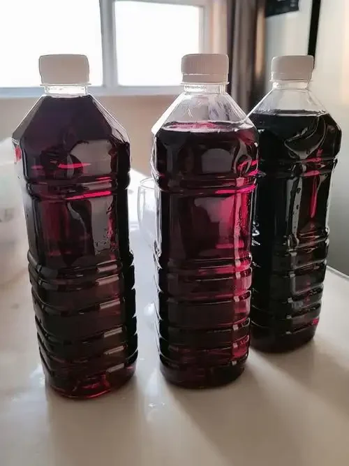 家庭自酿的澄清葡萄酒装在玻璃罐中，旁边有新鲜葡萄和酿酒工具，展示安全储存的场景_1