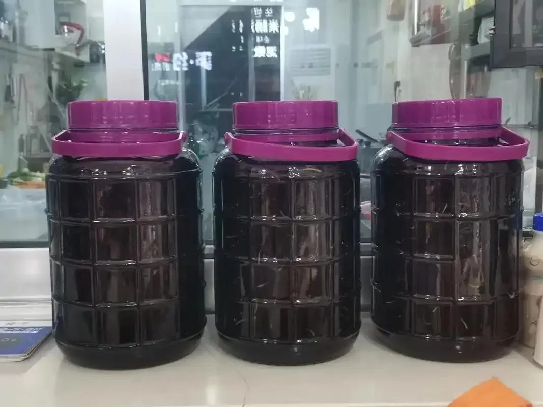 在玻璃罐中制作桑葚泡酒的过程特写，展示桑葚与冰糖的分层细节_1