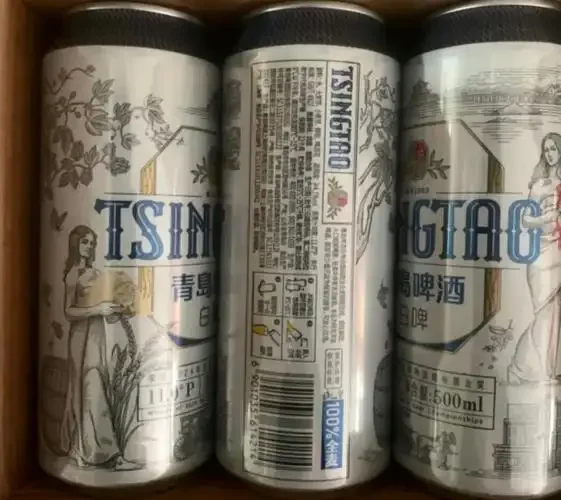 酿酒师检查自酿啤酒发酵状态，发酵桶内可见活跃的气泡和泡沫层。_1