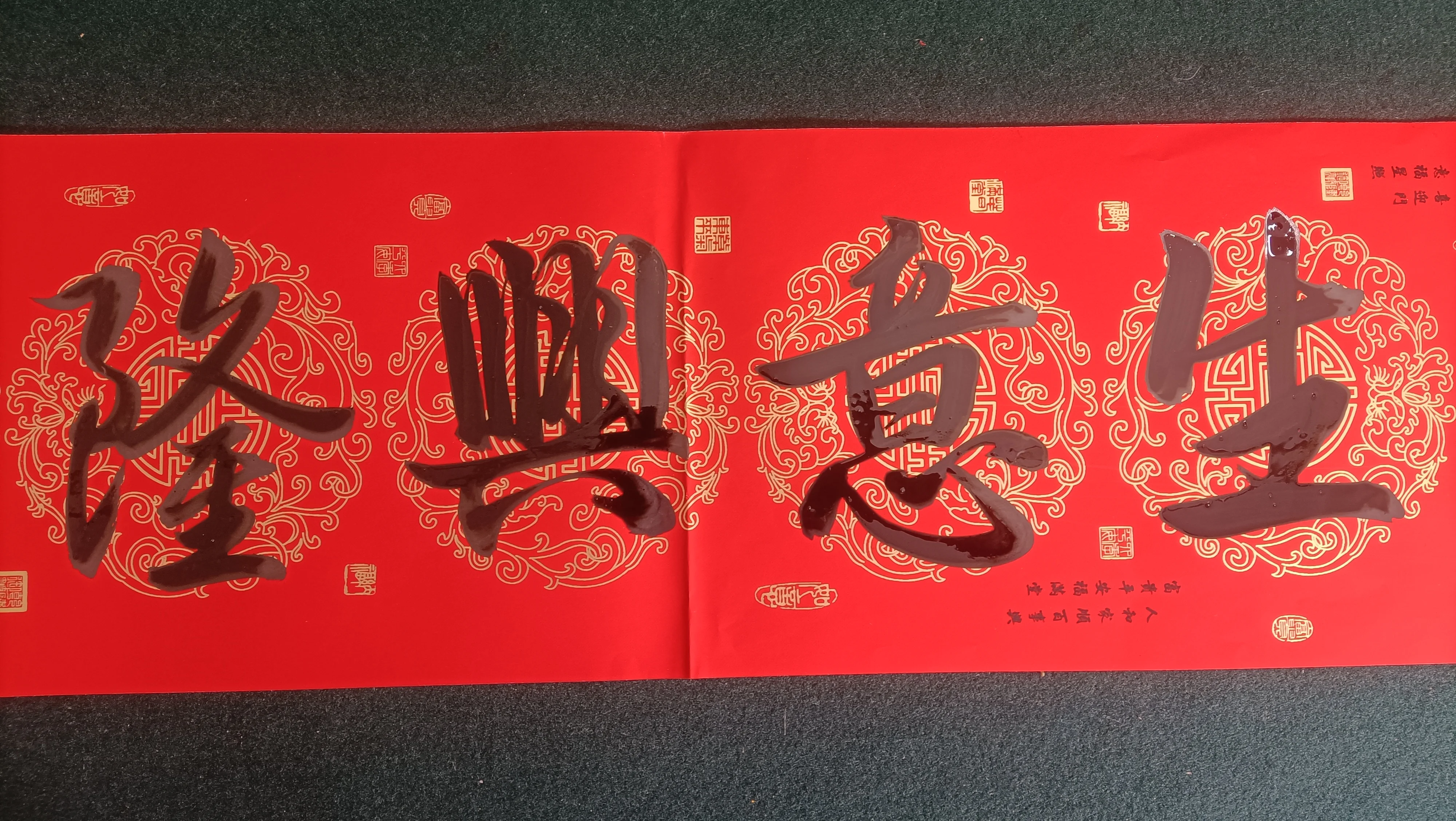 酿酒师在工作室中专注检查陶缸酒醅状态，旁边摆放着测量工具，体现了传统与现代结合的白酒酿造过程。_1