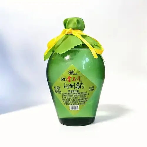 酿酒师正在将蒸熟的红高粱装入洁净的地缸中进行发酵，展现了吕梁山清香型白酒酿造中核心的“地缸发酵”工艺场景。_1