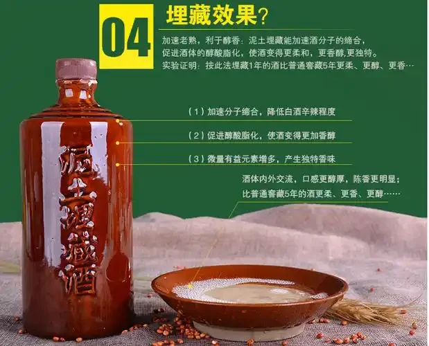 酿酒师用手检查蒸煮后粮食的糖化状态，背景是传统酿酒工具_1