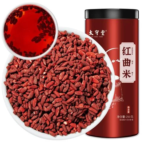 正在发酵中的红曲米酒醪特写，展示其独特的宝石红色泽与原料状态。_1