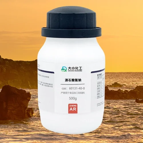 白酒烧碱检测对比实验：两只玻璃烧杯，一杯纯粮酒加烧碱呈淡黄色，一杯待测酒加烧碱颜色异常_1