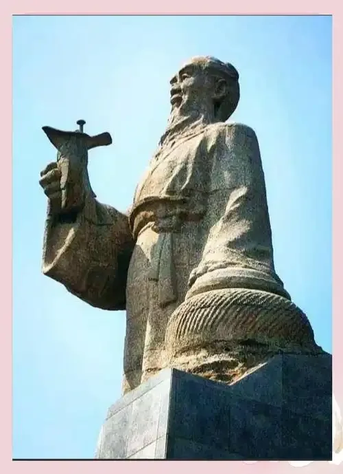 酿酒工坊内供奉酿酒祖师像，现代酿酒师正在品鉴刚酿出的美酒，展现传统与现代的融合_1