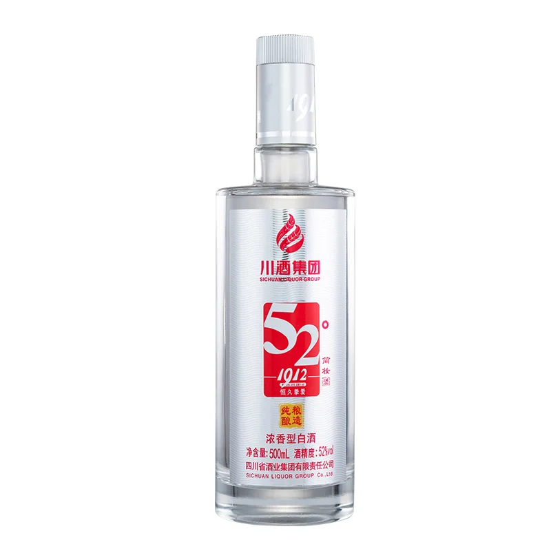 盛有1912白酒的品鉴杯、高粱麦粒与酿酒笔记组成的专业品鉴场景_1