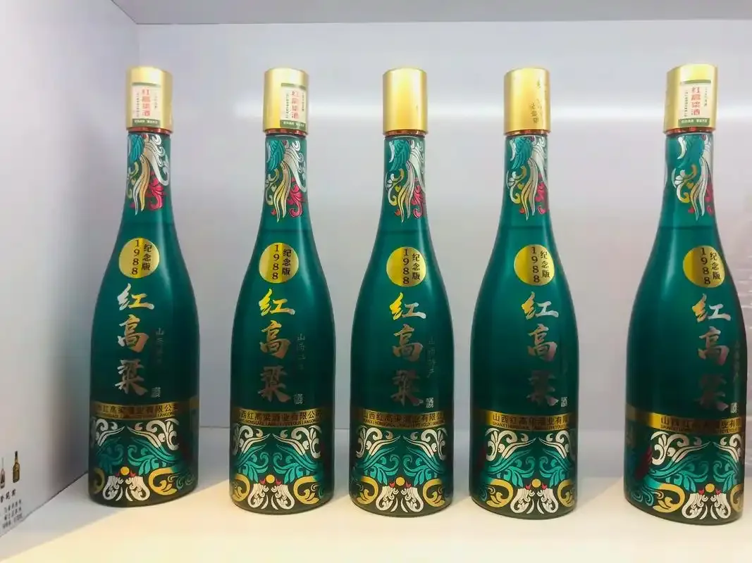 53度红高粱酒特写：酒液清澈，从酒勺倒入陶杯，背景为红高粱和酿酒陶缸_1