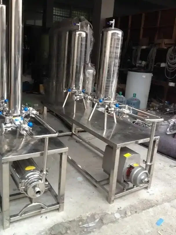 酿酒师在酿酒坊内操作不锈钢板框式过滤机，展示白酒过滤的实操场景_1