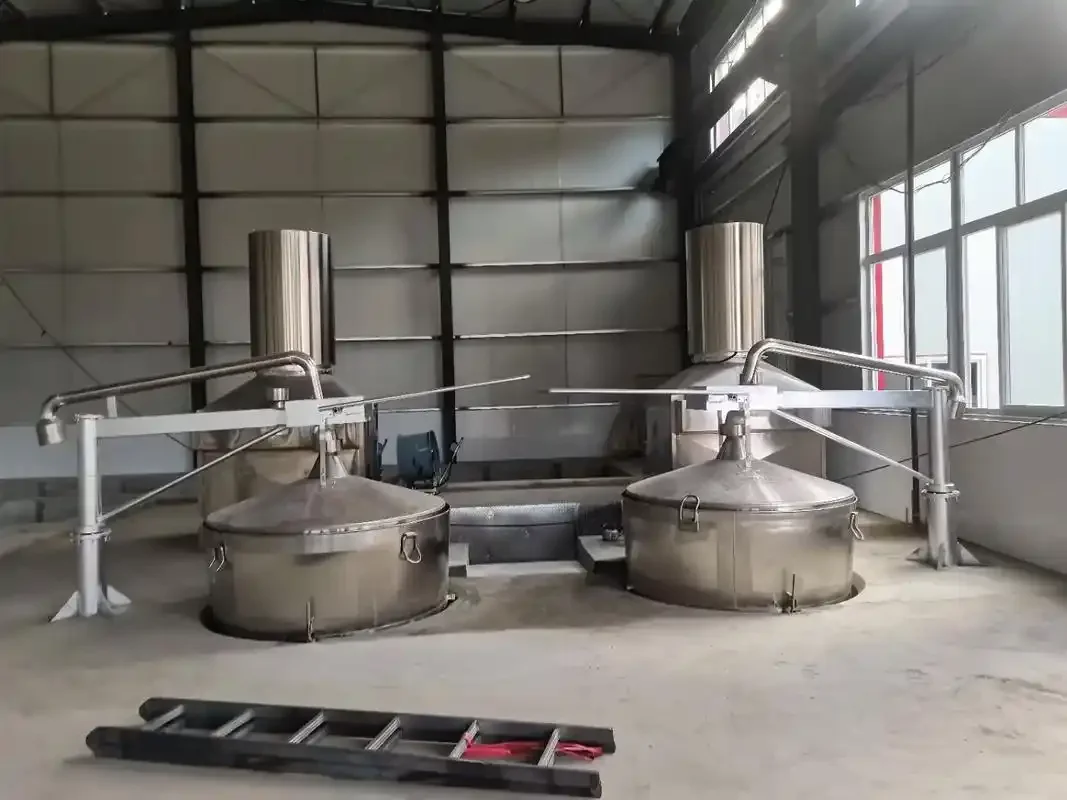 小型酒坊内，一台不锈钢二百斤酿酒设备的实拍图，展示了设备的外观和基本结构_1