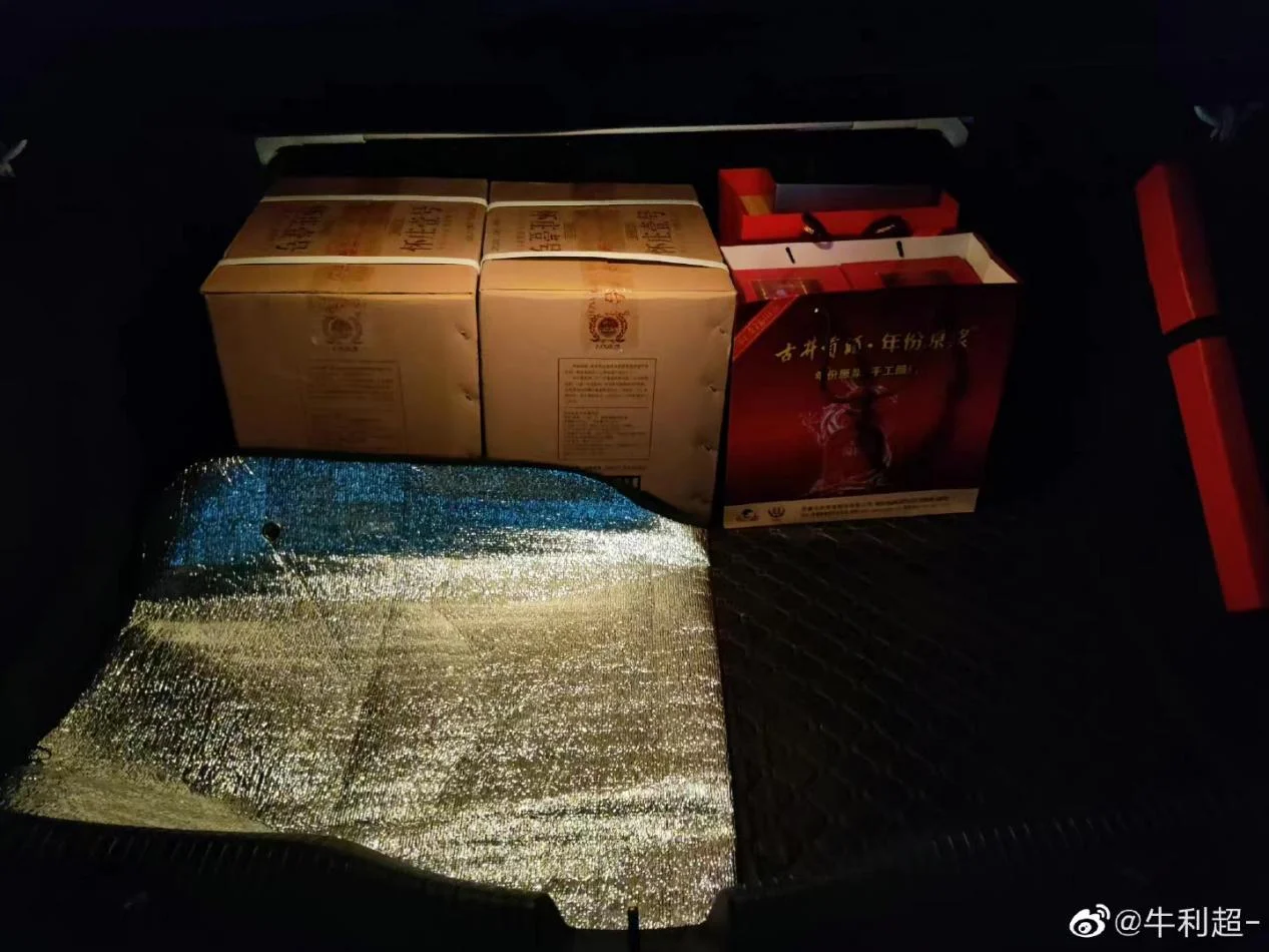 一瓶白酒被遗忘在阳光直射的汽车后备箱中，展示了不正确的储存环境。_1