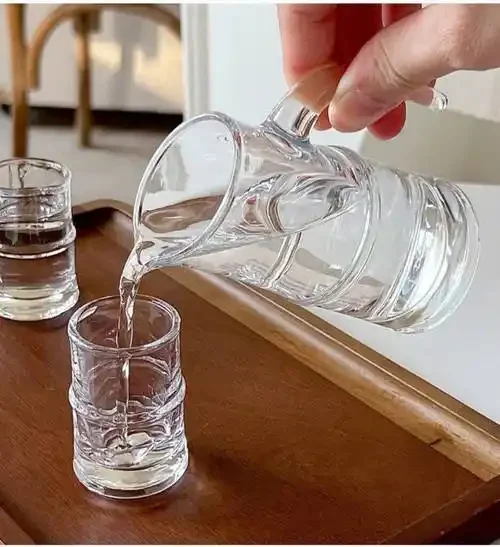 不同容量白酒分酒器与酒杯对比图，展示100ml、150ml、200ml三种常见规格。_1