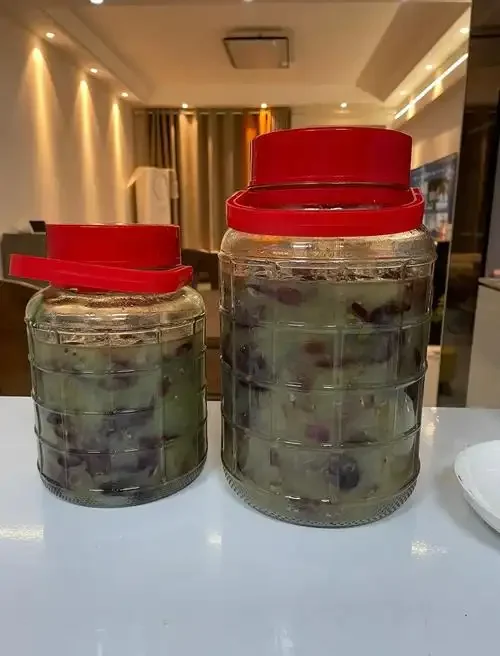 家庭自制葡萄酒所需材料：新鲜的葡萄、玻璃瓶、白糖和电子秤_1