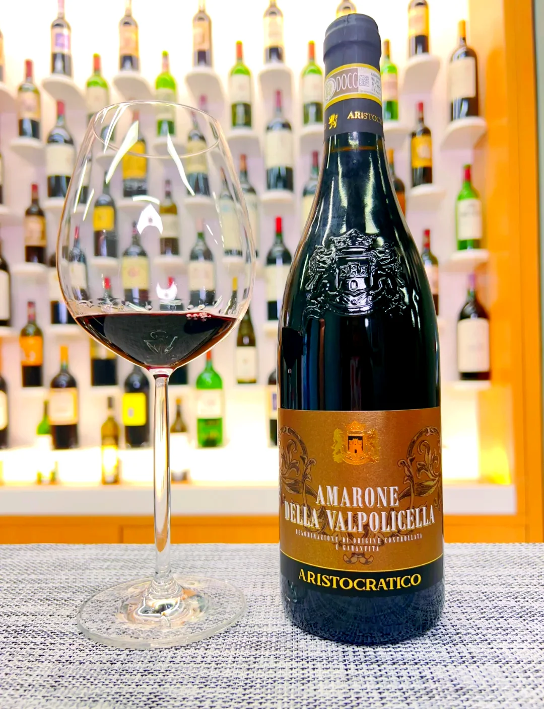 酿酒师在橡木桶旁品尝刚酿好的罗玛尼红葡萄酒，背景可见发酵罐和葡萄原料_1