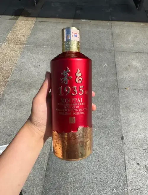 传统古法酿酒与现代白酒国家标准文件的专业对比图，解释GB/T 10781.1纯粮食酒标准_1