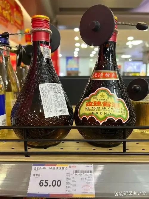 酿酒师手持一瓶SC12742028100028编号的白酒，背景为酿酒车间_1