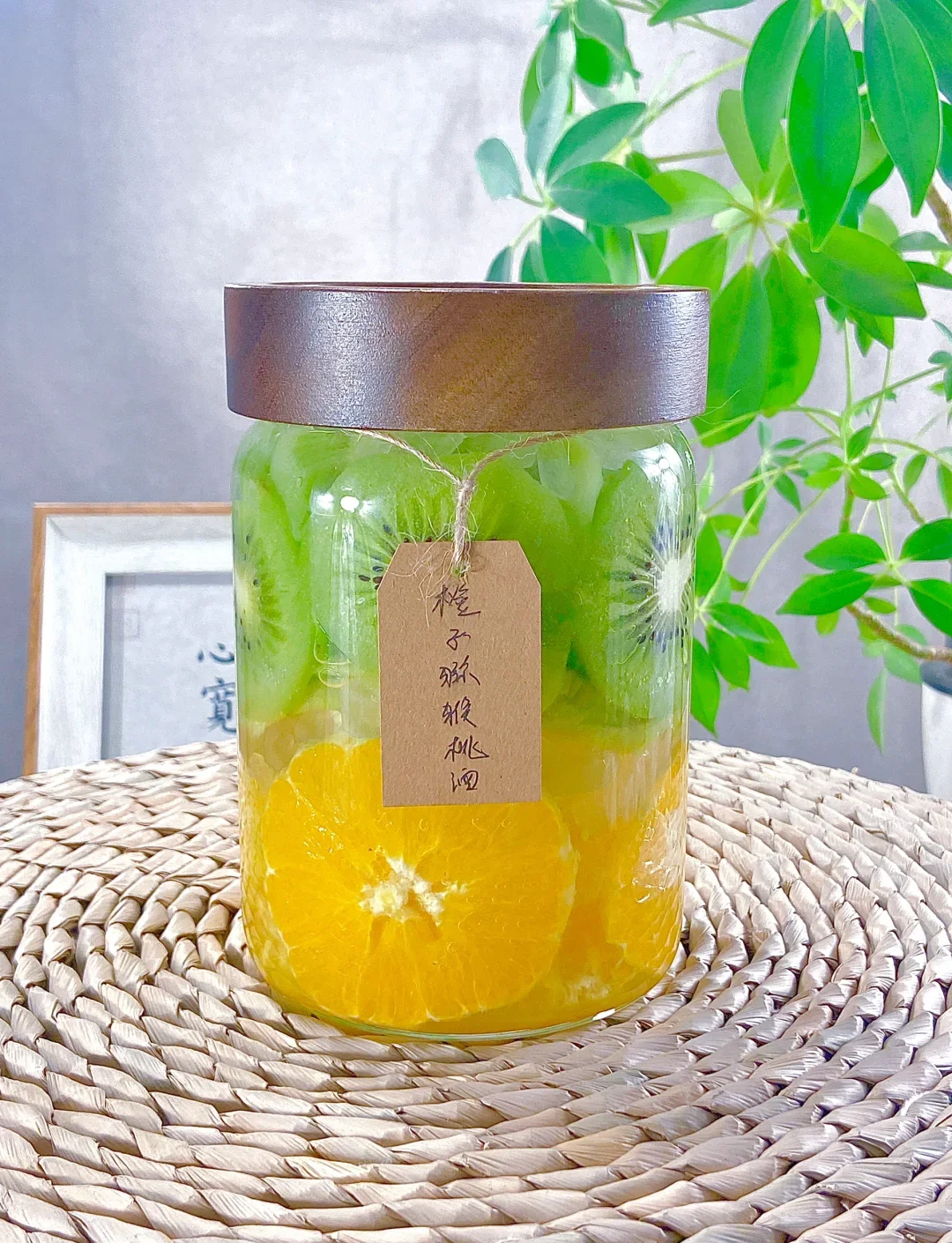 家庭自制水果酒展示：玻璃罐中浸泡着樱桃酒、杨梅酒等多种水果酒，旁边摆放着可选用的白酒、米酒等基酒原料。_1