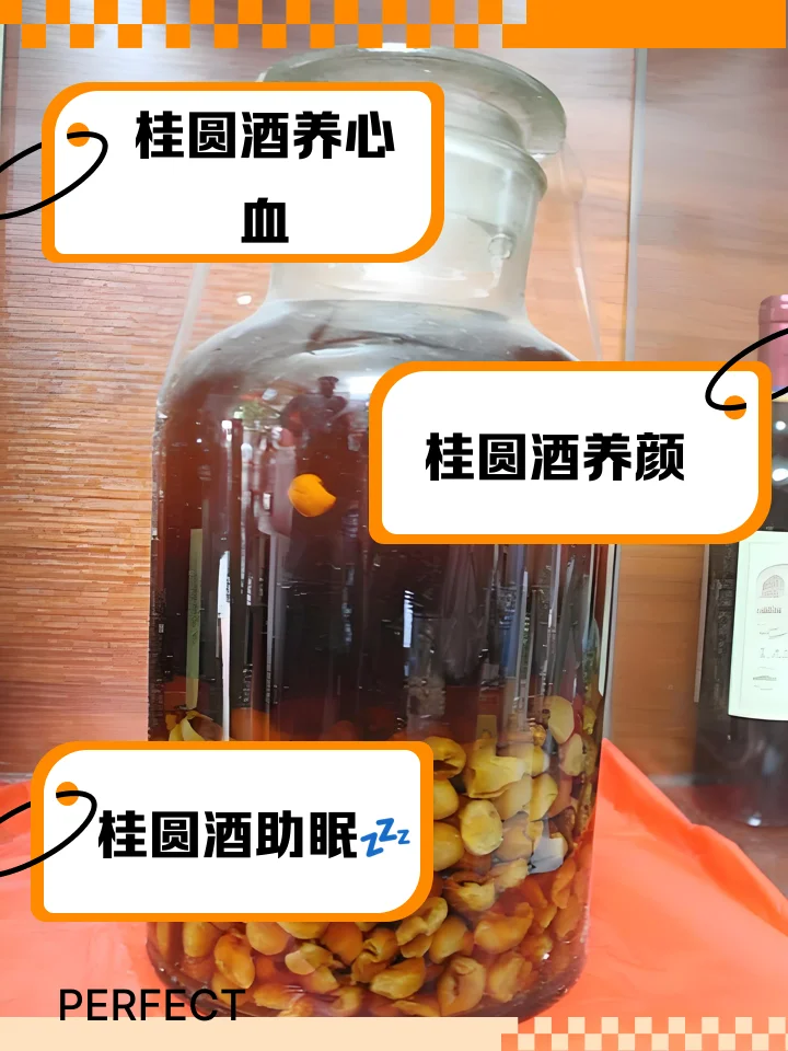 不同颜色自制果酒与新鲜水果摆放在木桌上，展示家庭酿造的温馨与健康_1