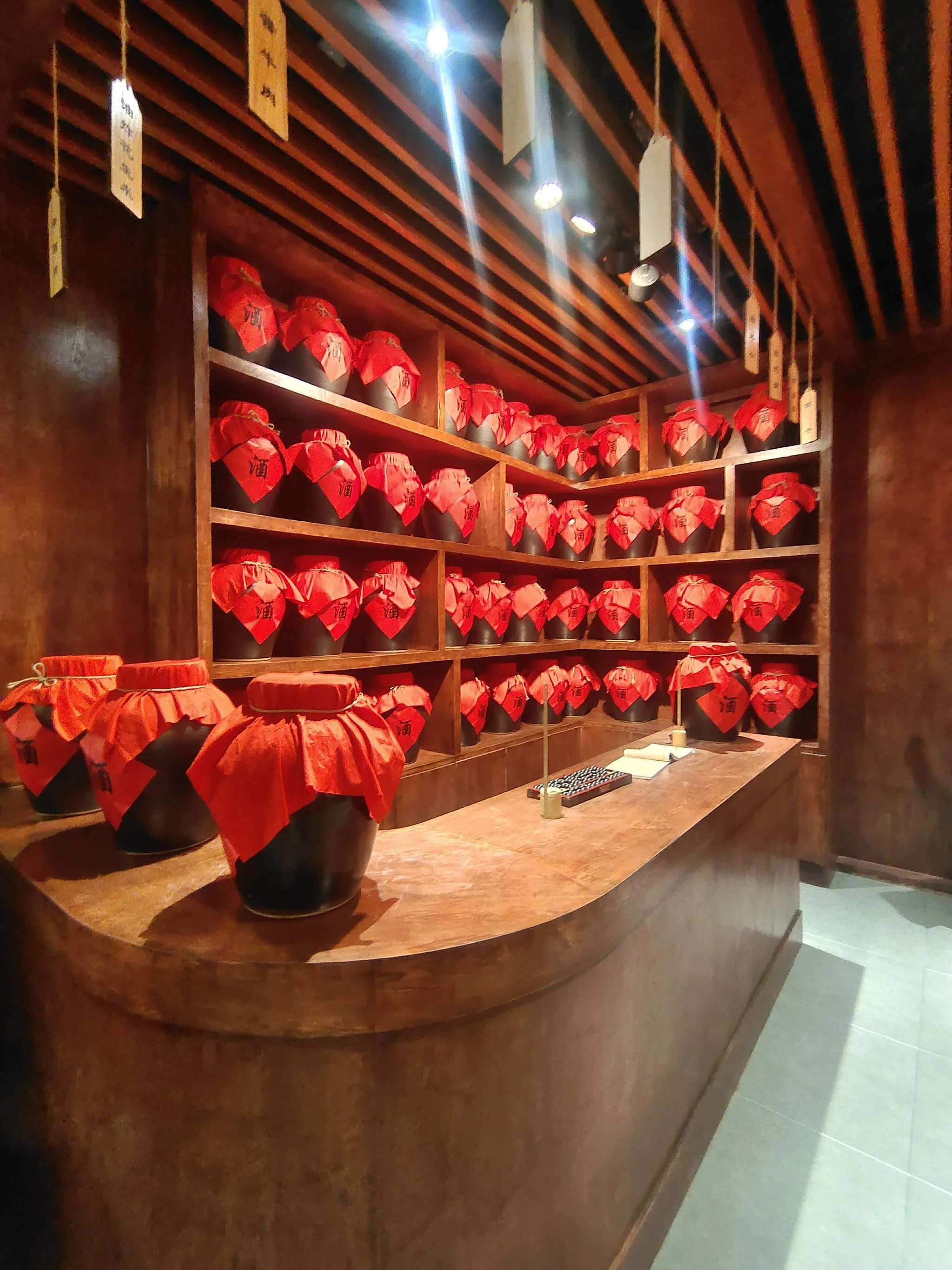 长春传统酿酒师正在操作蒸馏甑，翻动酒糟，展示核心酿造步骤_1