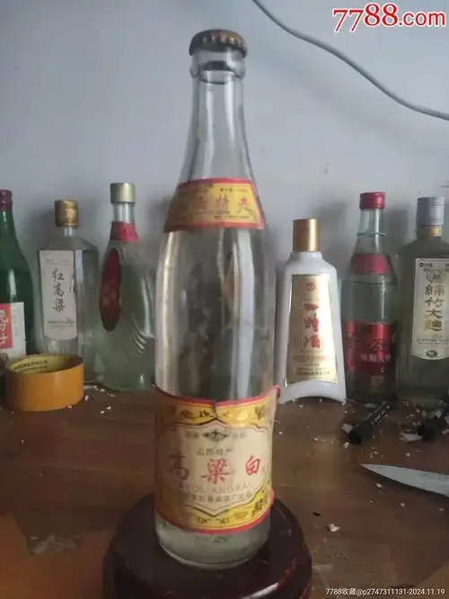 一瓶1994年陶坛装高粱酒静置于传统酒窖中，坛身古朴，标签清晰，光线营造出厚重的年代感。_1
