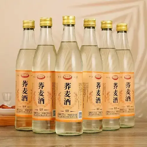 高粱酒与荞麦酒对比图：左侧为挂杯明显的高粱酒，右侧为清亮透澈的荞麦酒，背景有高粱穗和荞麦粒。_1