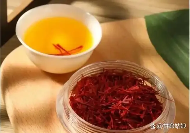 玻璃瓶中正在浸泡的藏红花酒，金黄色的酒液与红色的藏红花形成鲜明对比_1