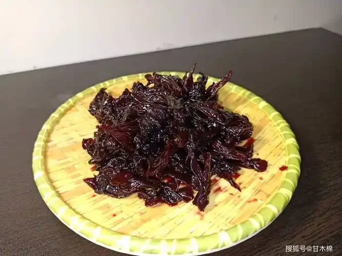 家庭酿造洛神花酒过程展示：透明玻璃罐中洛神花与冰糖正在酒液中浸泡_1