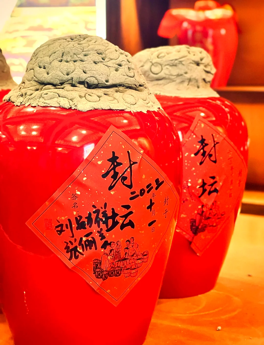 一双正在为宝宝封存酒坛的手，展现传统封酒仪式的温馨与细致_1