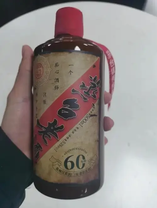 古代中国酿酒作坊与早期蒸馏器皿示意图，展现蒸馏酒的酿造场景。_1