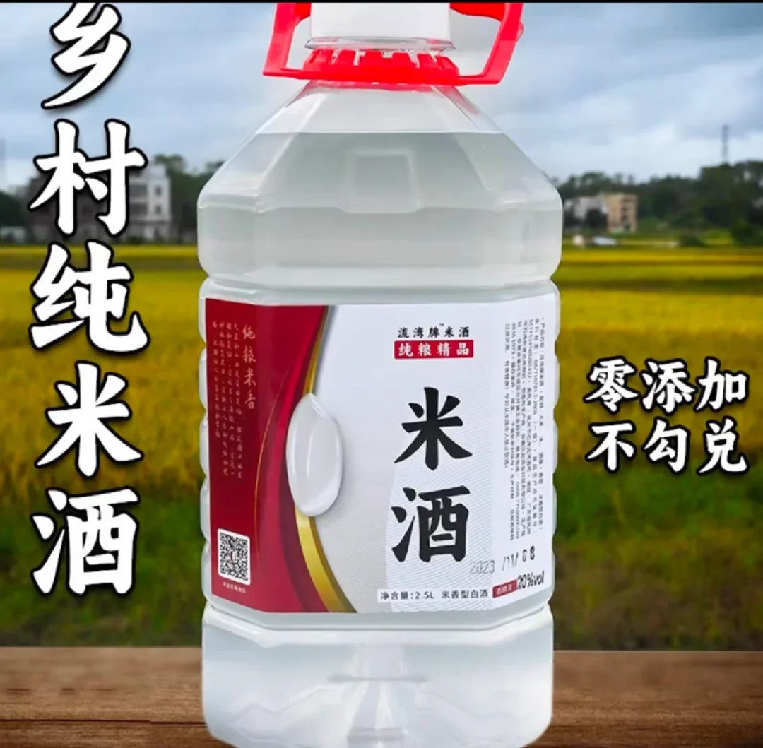 酿酒师在作坊木桌上，近距离展示三种不同味型的酒米：甜米、酸米、苦米，用于讲解其对白酒风味的影响。_1