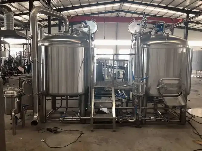 小型精酿啤酒厂设备布局示意图，展示糖化、煮沸、发酵、冷却等核心设备连接关系。_1