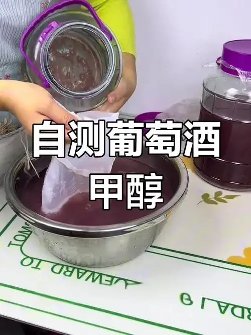酿酒师在蒸馏车间专注进行白酒蒸馏操作，通过观察酒花控制接酒过程，这是去除甲醇的关键环节。_1
