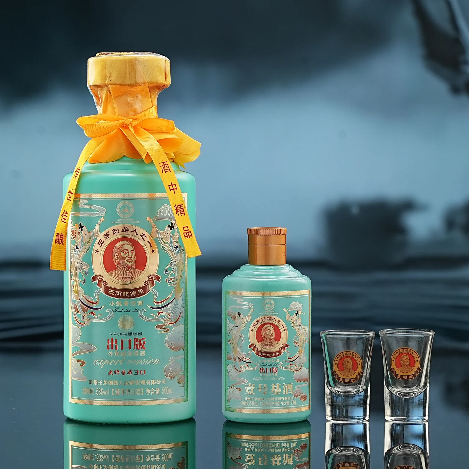 贵州传统酿酒工坊内部，陶坛窖藏与高粱、酒曲细节特写_1