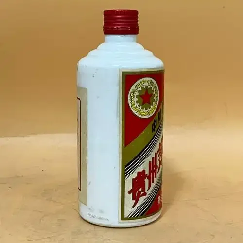 茅台镇酱香酒酿造下沙工序：酿酒师傅正在向蒸煮后的高粱中加入曲粉，背景是传统窖池_1