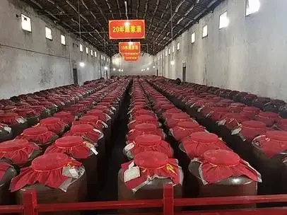 专业家庭酒窖展示，陶坛酒器与温湿度计，展示理想的白酒储存环境_1