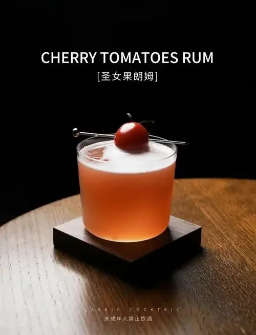 酿酒师在传统蒸馏车间检查橡木桶中陈酿的朗姆酒原液_1