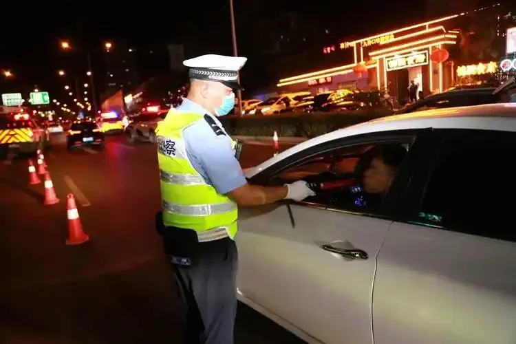 酿酒师在酒窖中讲解酒精代谢与酒驾检测的关系示意图_1