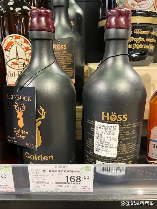 德兰奇精酿啤酒品鉴实拍：多款瓶身带水珠的德兰奇啤酒与一杯泡沫丰富的啤酒特写_1