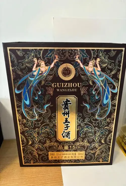 茅台镇风格酱香酒酿造车间实景：酿酒师傅在蒸汽中摊晾酒醅，背景是堆叠的陶坛和窖池。_1