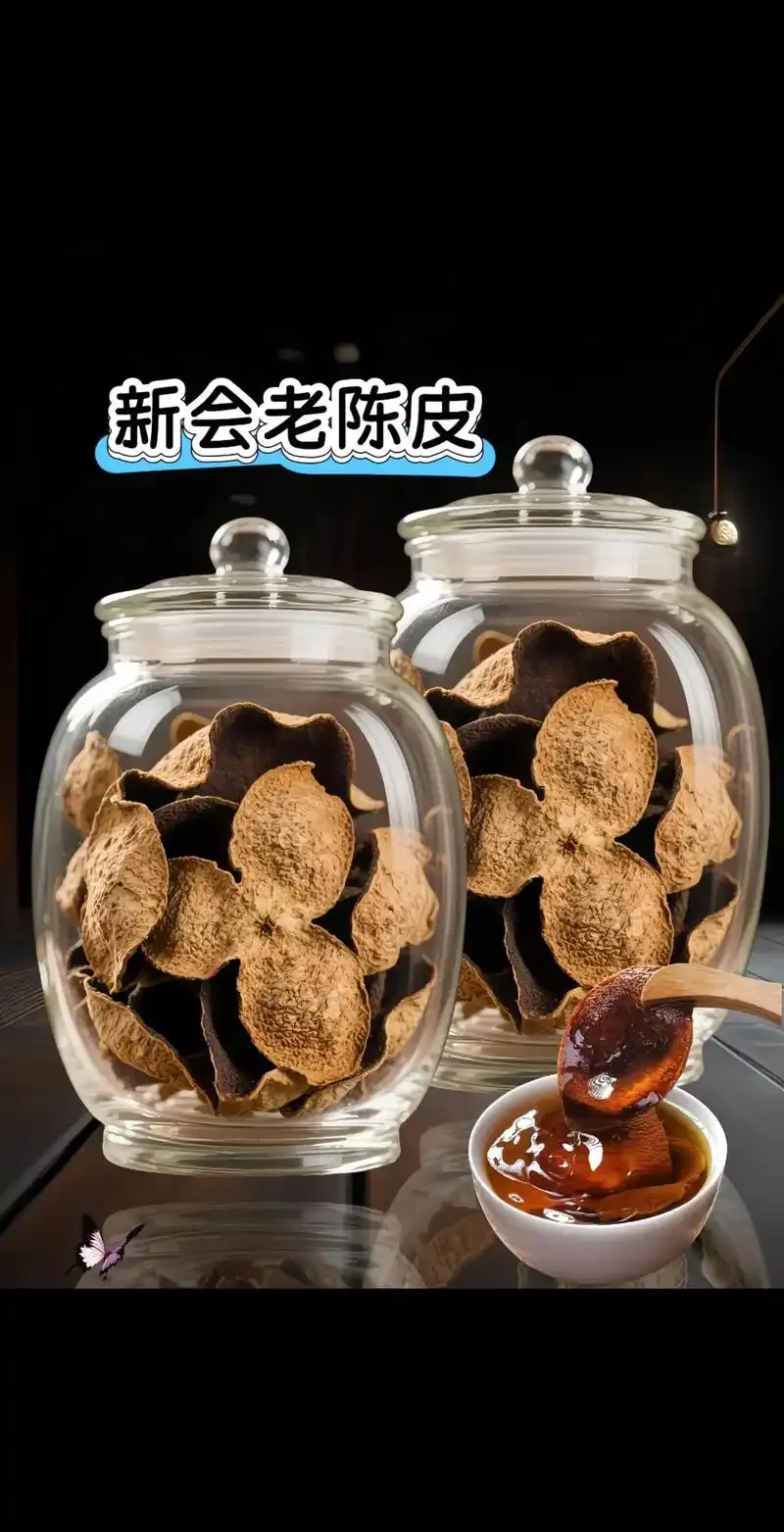 浸泡着老陈皮的琥珀色酒液在玻璃缸中，旁边散落着陈皮，展示家庭自制陈皮酒的过程。_1