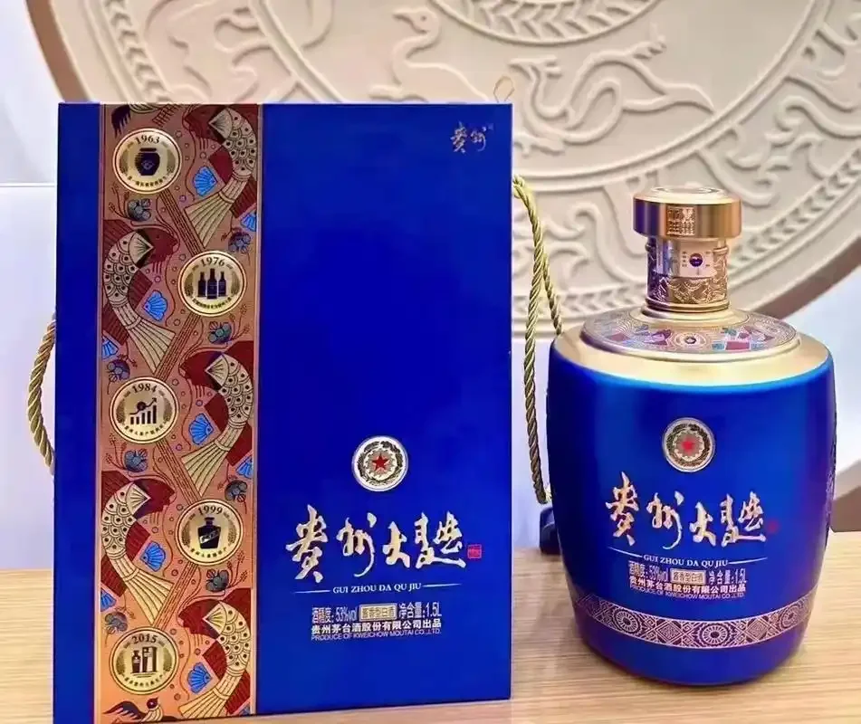 贵州大曲酒瓶与品酒杯特写，背景为传统酒窖环境_1