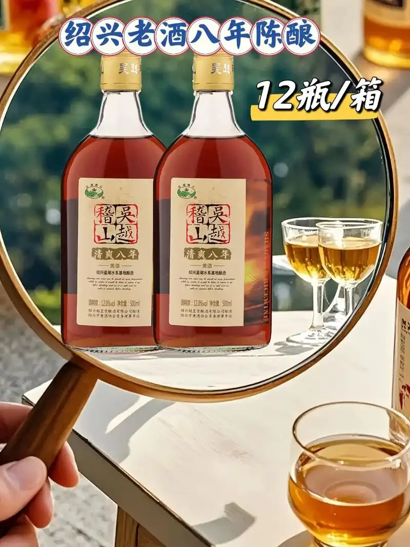 传统酿酒坊内的陶制酒缸，覆盖着用于发酵的酒曲，展现了黄酒酿造过程中的关键步骤。_1